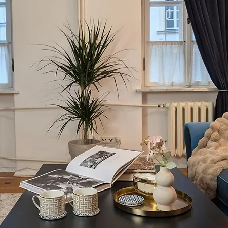 Bella Luna Luxury Suites - Chic Old Town Warsaw Apartment-3