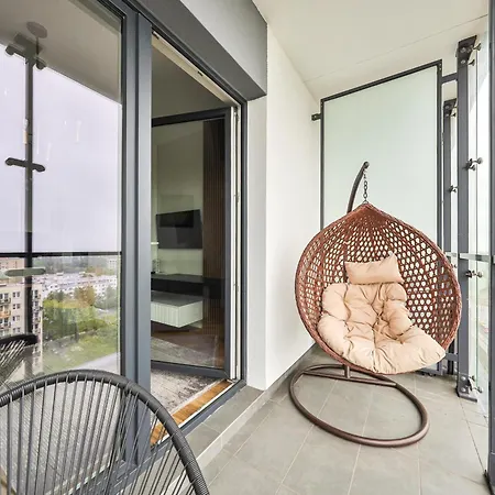 Wola Tower Deluxe Separate Bedroom With Free Garage - By Perfect Apart-3
