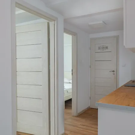 Quiet Apartment Near The Park, Metro, Centre, Wi-Fi - By Hik Apartments-2
