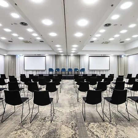 Courtyard By Marriott Warsaw Airport-3