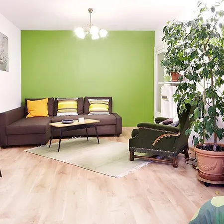 Lovely Garden Flat Near Royal Park-3