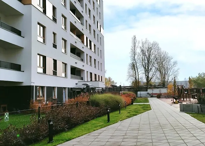 M&R Apartament Airport&Business Premium Komputerowa - Underground Garage - Free Wifi - Netflix - Self Check-In - 5 Min From Chopin Airport Warszawa, Polska