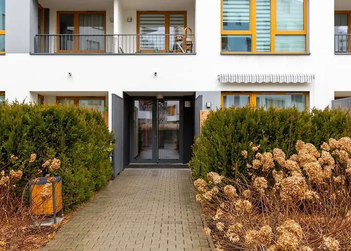 Kolorowy Gocław Apartment by Renters