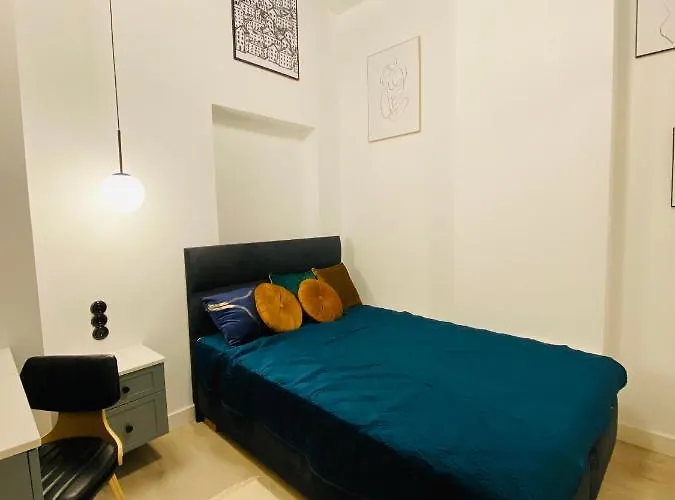 1 Bedroom Apartment 3 Minute Walk To Wilenska Metro Варшава, Польща