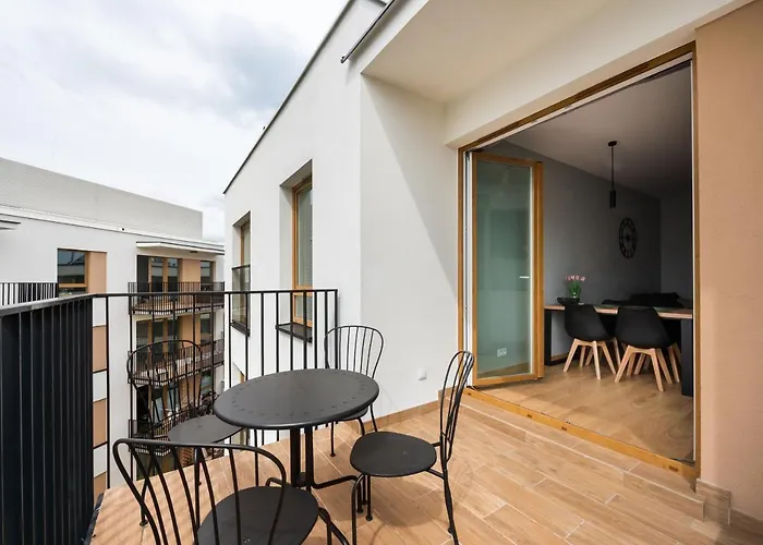 Wola Skwer Sunny Apartment By Bookinghost Warszawa, Polska