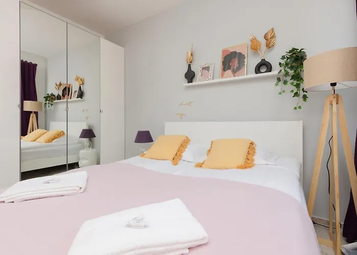 Symboliczna Apartment With Balcony & Parking Warsaw By Noclegi Renters, Польща