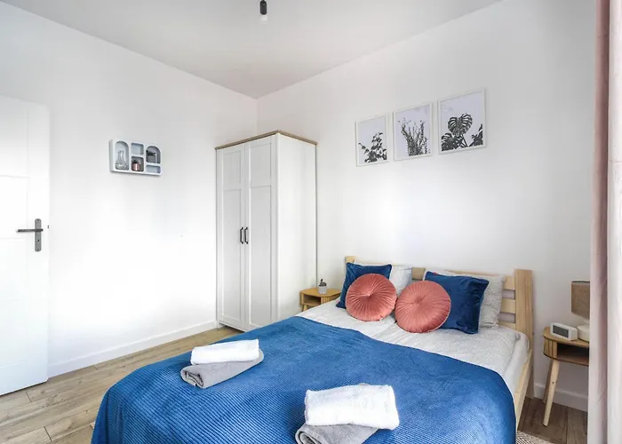 M&R Apartament Airport&Business Wynalazek - Fast Wi-Fi - Underground Garage - Self Check-In - Netflix - 6 Min From Chopin Airport Варшава, Польща