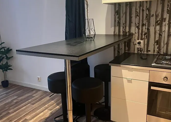 Workation, Centre, 4-5 Persons 3-4 Nights Best Offer, Nature Park Metro 1Min , 15 Min Palac Kultury, Balcony, Quiet, Easy Parking Chroniony Warszawa, Polska