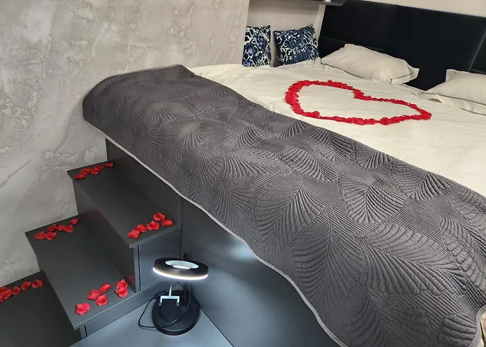 WARSZAWA CENTRAL HOUSE - Studios in Warsaw with Private Jacuzzi, full access to Sauna, Gym&Billards - Studia z prywatnym Jacuzzi oraz dostępem do sauny, siłowni i bilarda, Polska