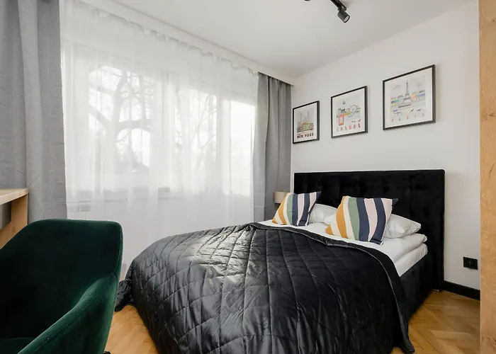 Modern Black & Wooden Apartment Warsaw Near The Airport By Noclegi Renters, Польща