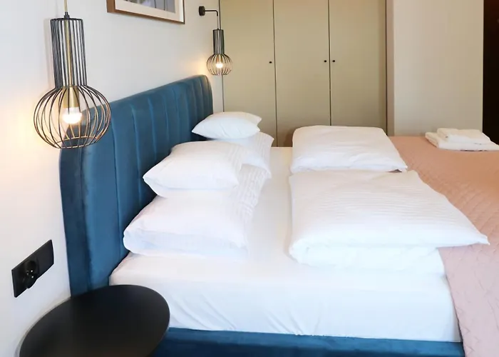 Falcon Apartment 5 Metro Sgh Warszawa, Polska