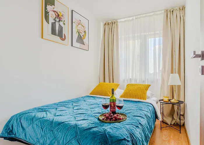 Lumina I 3-room Apartment with Balcony I on Aleje Solidarności Warszawa, Polska