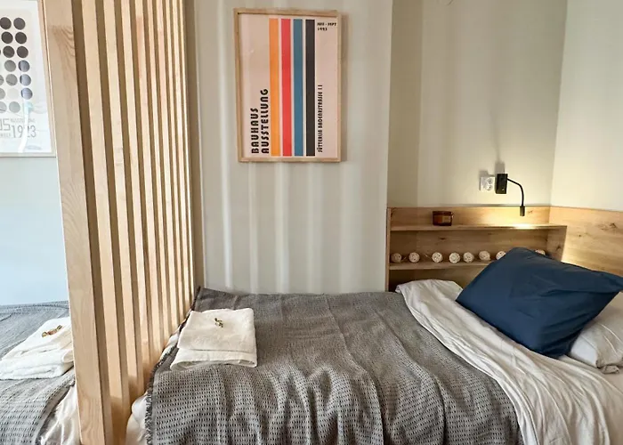 A3 - Queen Double Room - Warsaw City Haven - Shared Bathrooms - Self Check-In, Польща