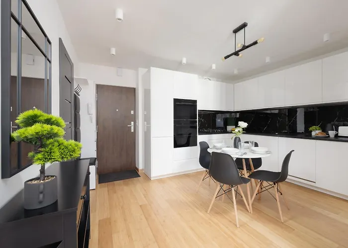 Beautiful Apartment With Balcony In Heart Of Warsaw By Noclegi Renters, Polska