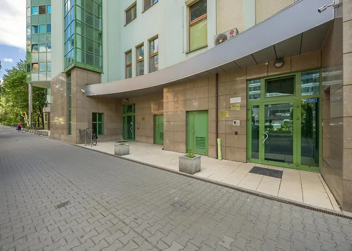 Cozy Apartment with Terrace Room near Warszawa Zachodnia by Noclegi Renters, Polska