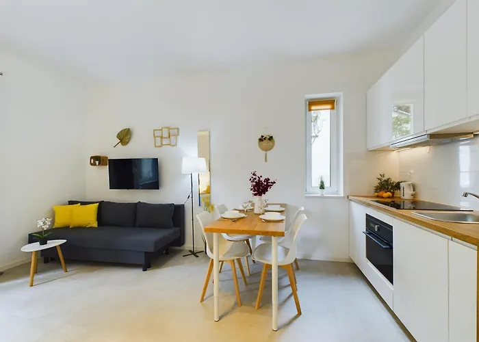 Studios With Parking And Garden Near Warsaw Chopin Airport By Noclegi Renters, Польща