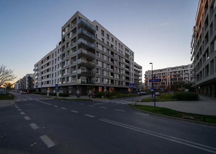 Warsaw Airport Apt - Balcony, Parking, Bus Nearby - By Rentujemy, Польща