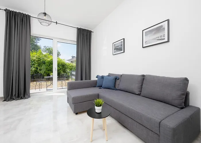 Wyjątkowy Apartament z Uroczym Ogródkiem oraz Parkingiem by Noclegi Renters Warszawa, Polska