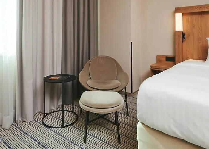 Готель Courtyard By Marriott Warsaw Airport, Польща