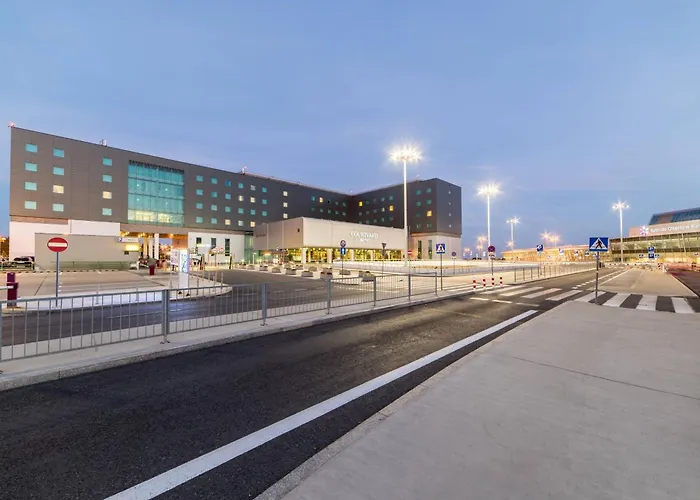 Courtyard By Marriott Airport