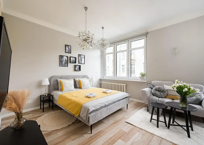 Green Courtyard Studio In Pre-War Tenement House 1 Km To Central Station, Easy Trip To Chopin Airport Warszawa, Polska
