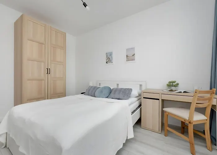M&R Apartament Airport&Business Cybernetyki - Underground Garage - Self Check-In - Fast Wi-Fi - 5 Min From Chopin Airport Warszawa, Polska