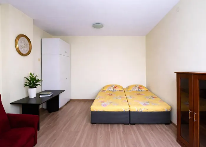 Macedonia Home Warszawa, Polska