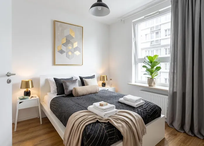 Golden Apartments Warsaw - Stylish & Sunny - Pereca Residence, City Center, Польща