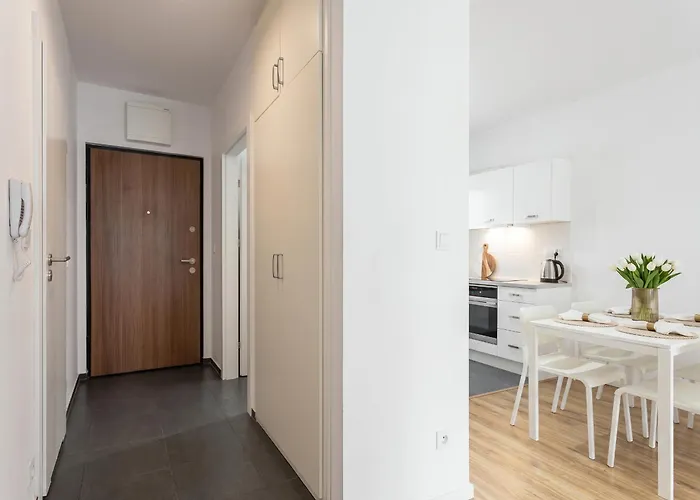 Golden Apartments Warsaw - Stylish & Sunny - Pereca Residence, City Center, Polen