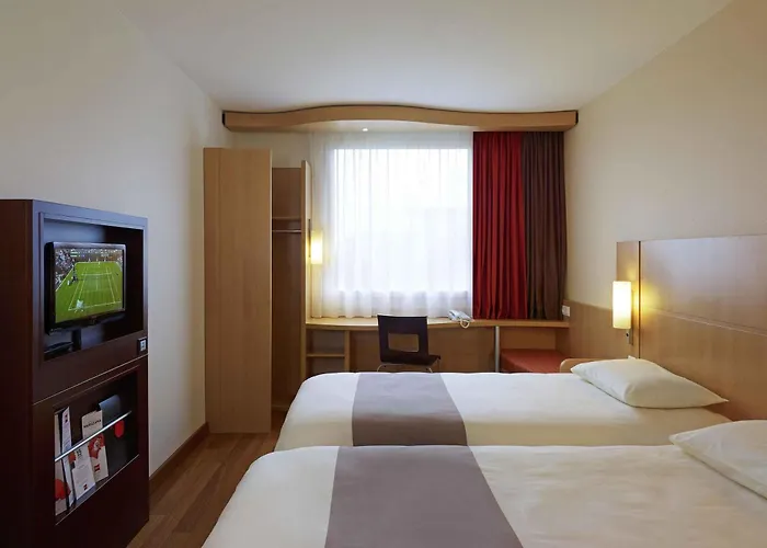 Готель Ibis Warszawa West Station, Польща