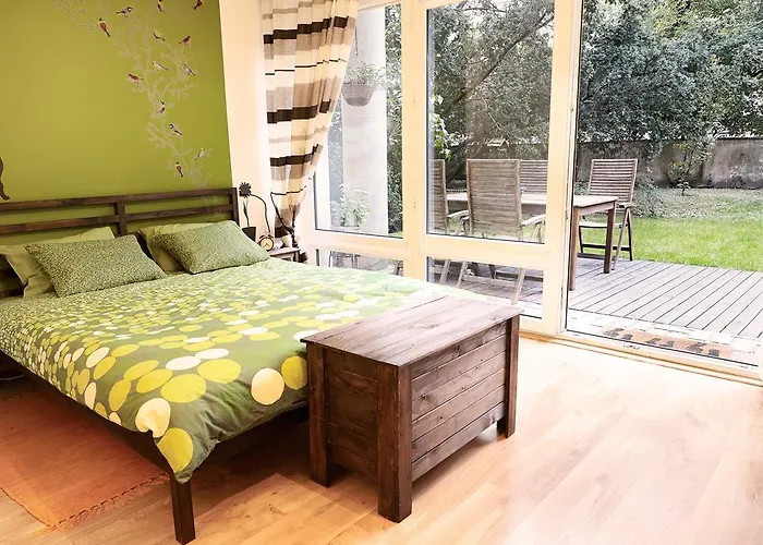 Lovely Garden Flat Near Royal Park Warszawa, Polska