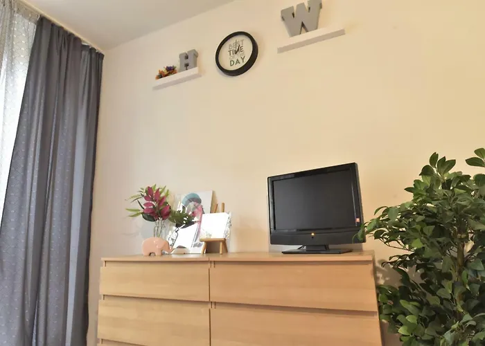 Hello Warsaw! Calm Artistic City Center Apartment, Polska