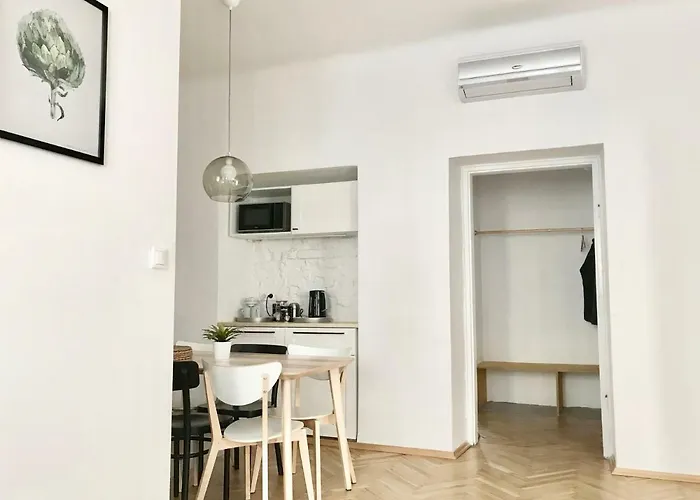 Chmielna Warsaw Plus, Polska